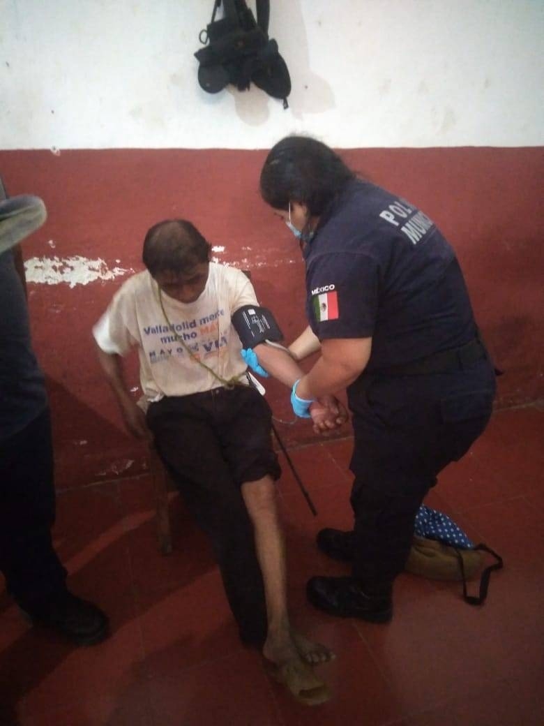 El hombre fue encontrado caminando en una carretera