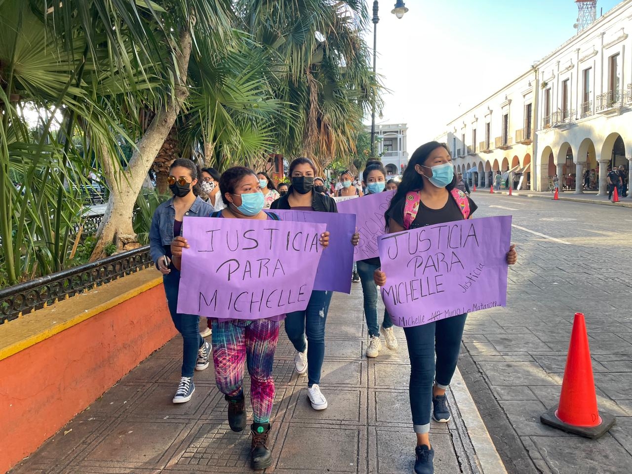 Varias personas se reunieron para protestar Varias personas se reunieron para protestar