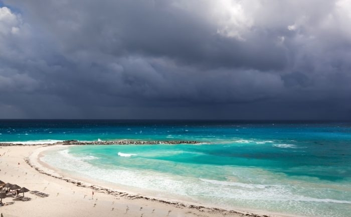 Cancún es uno de los destinos turísticos que tendrían afectaciones derivadas de la perturbación tropical en el Golfo de México, según el SMN