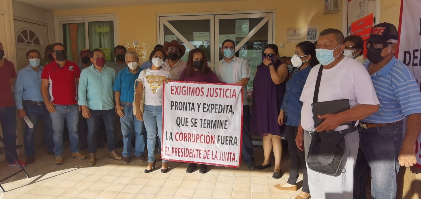 A la entrada de la Junta Federal los abogados gritaron consignas contra el Presidente de la Junta Federal “Fuera corrupto” A la entrada de la Junta Federal los abogados gritaron consignas contra el Presidente de la Junta Federal “Fuera corrupto”