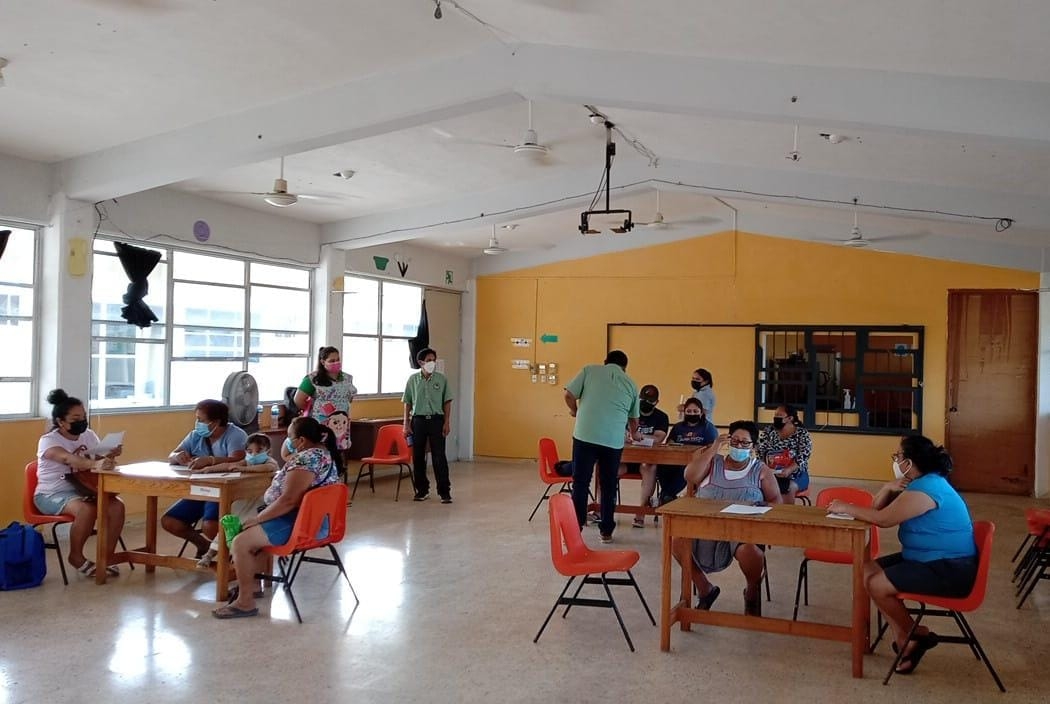 Para facilitar la transición, algunos padres de familia de Progreso permanecen con sus hijos en las aulas