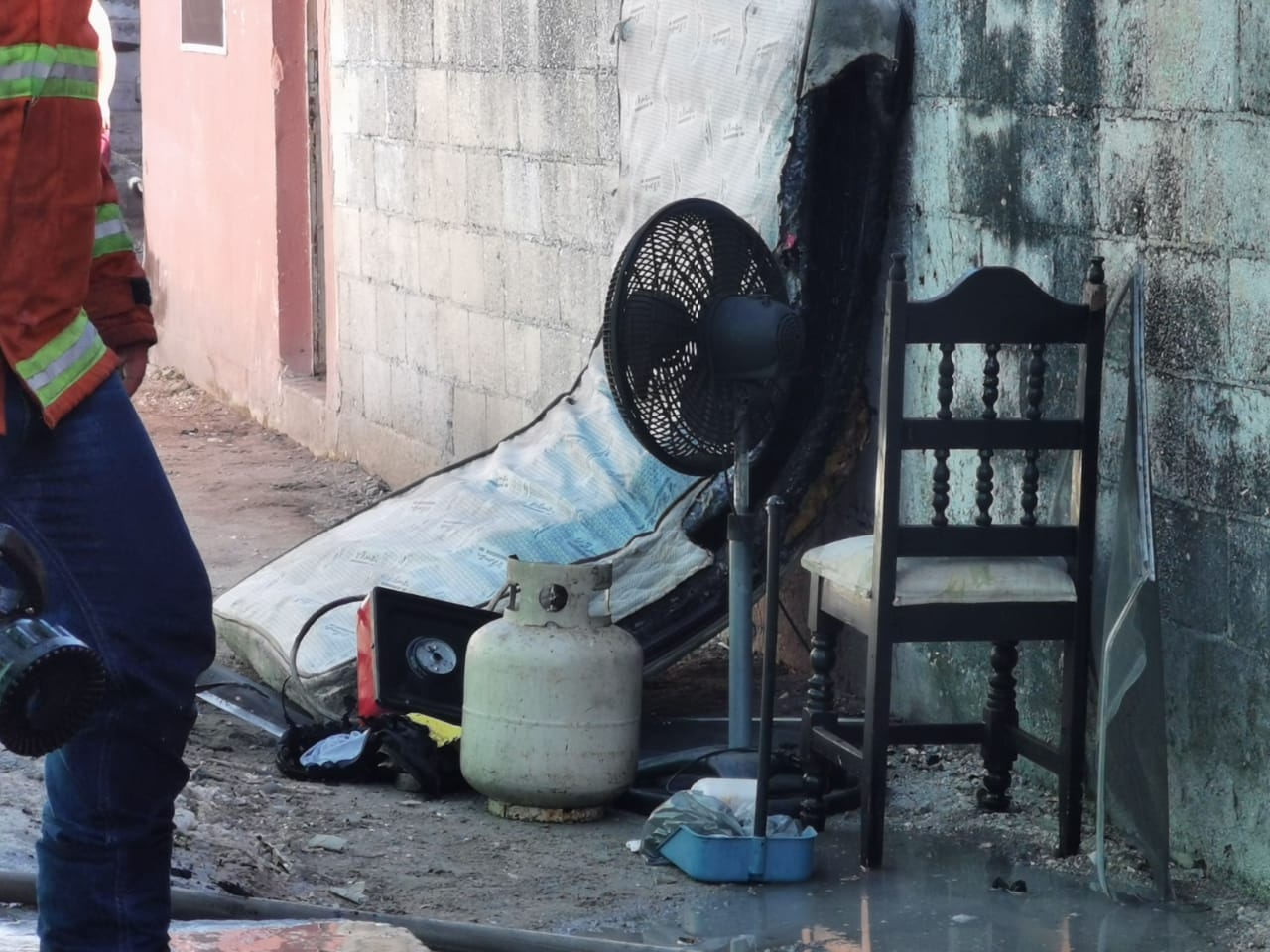Con autorización del propietario de la vivienda procedieron a abrir la puerta para sofocar el incendio