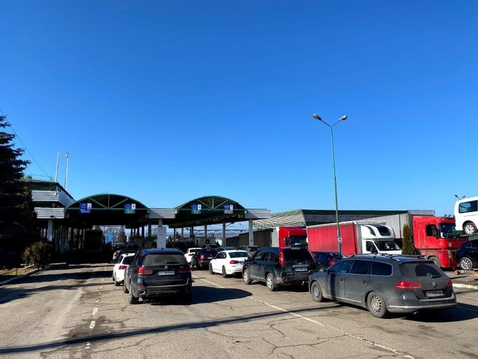 Muchos ucranianos prefieren salir de su país ante el ataque ruso. Foto: Twitter Muchos ucranianos prefieren salir de su país ante el ataque ruso. Foto: Twitter