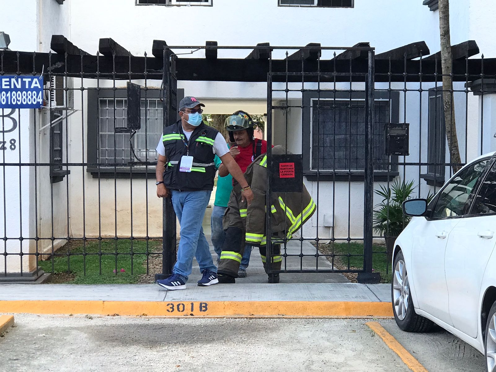 Bomberos evacuaron la los residentes del edificio de departamentos en Cancún para evaluar el inmueble Bomberos evacuaron la los residentes del edificio de departamentos en Cancún para evaluar el inmueble