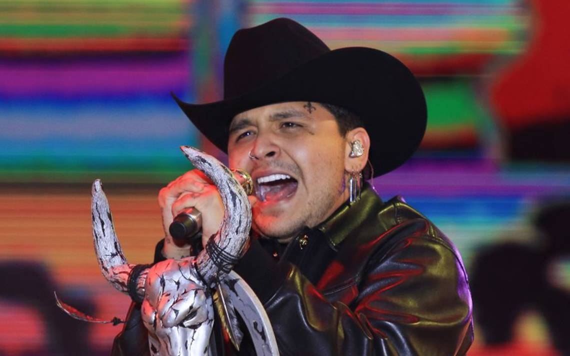 Los padres de Christian Nodal autorizaron que Universal Music tuviera los derechos de la música del joven.