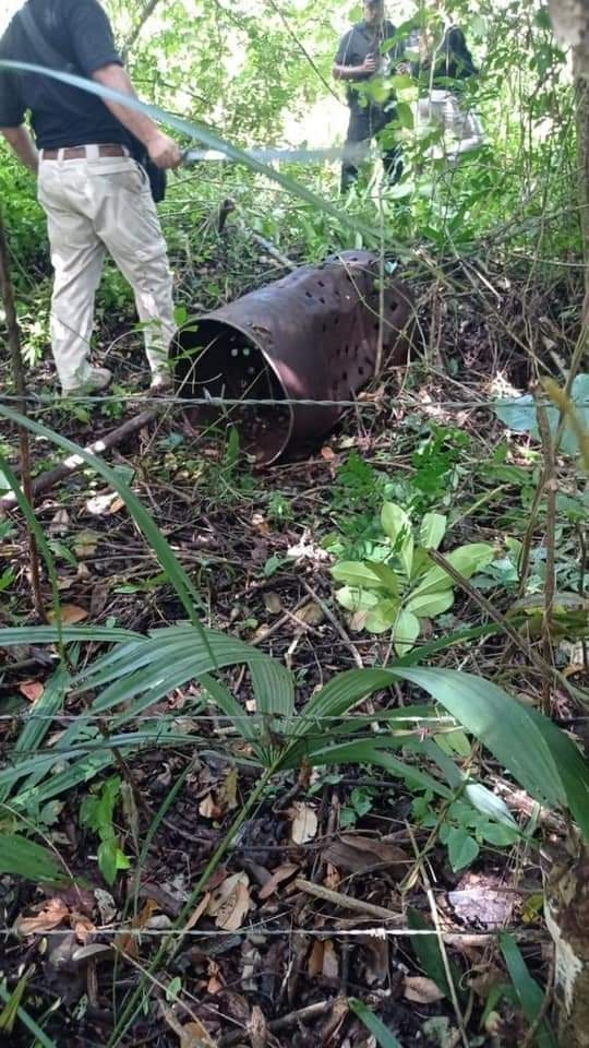 Durante el operativo, se logró ubicar un tambo de metal en el que se encontraban varios restos óseos