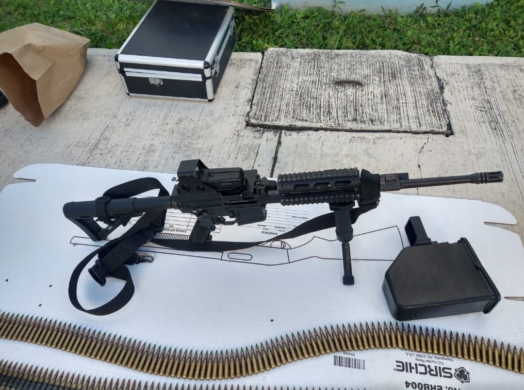 El arma fue localizado en el interior de una camioneta Toyota, tipo Hilux