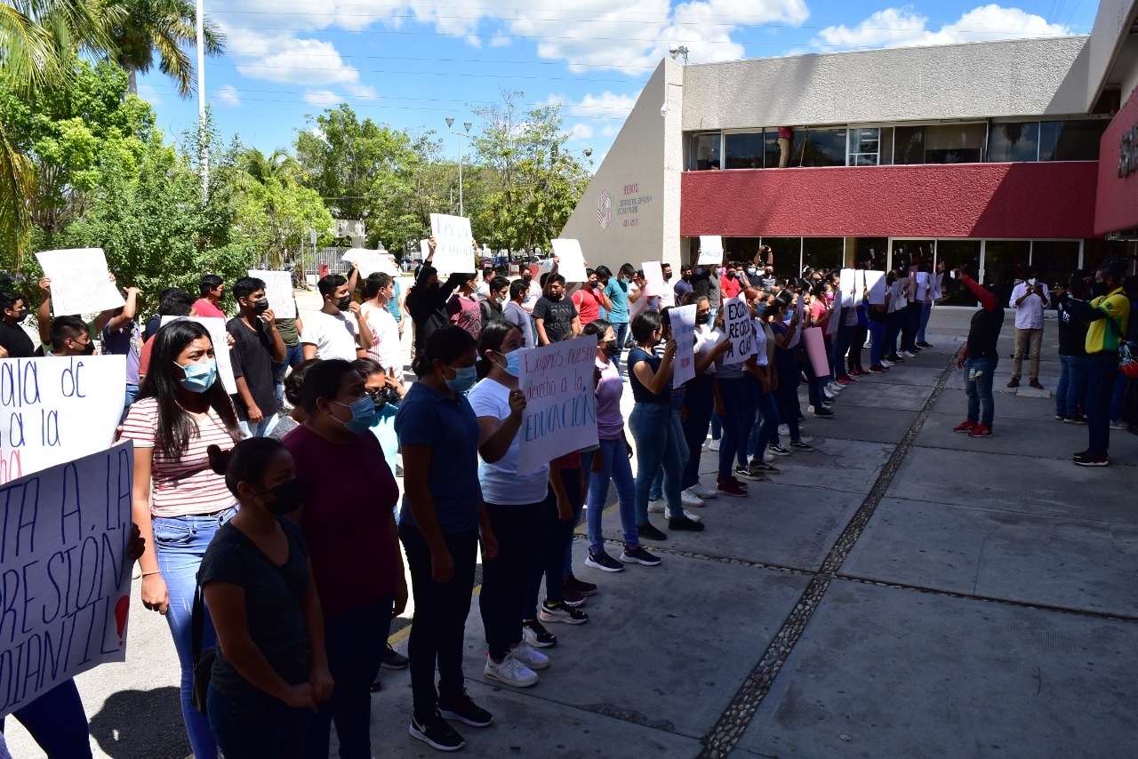 Los normalistas exigieron la intervención de la Seduc para detener el paro de labores de docentes en la Escuela Normal Rural de Hecelchakán