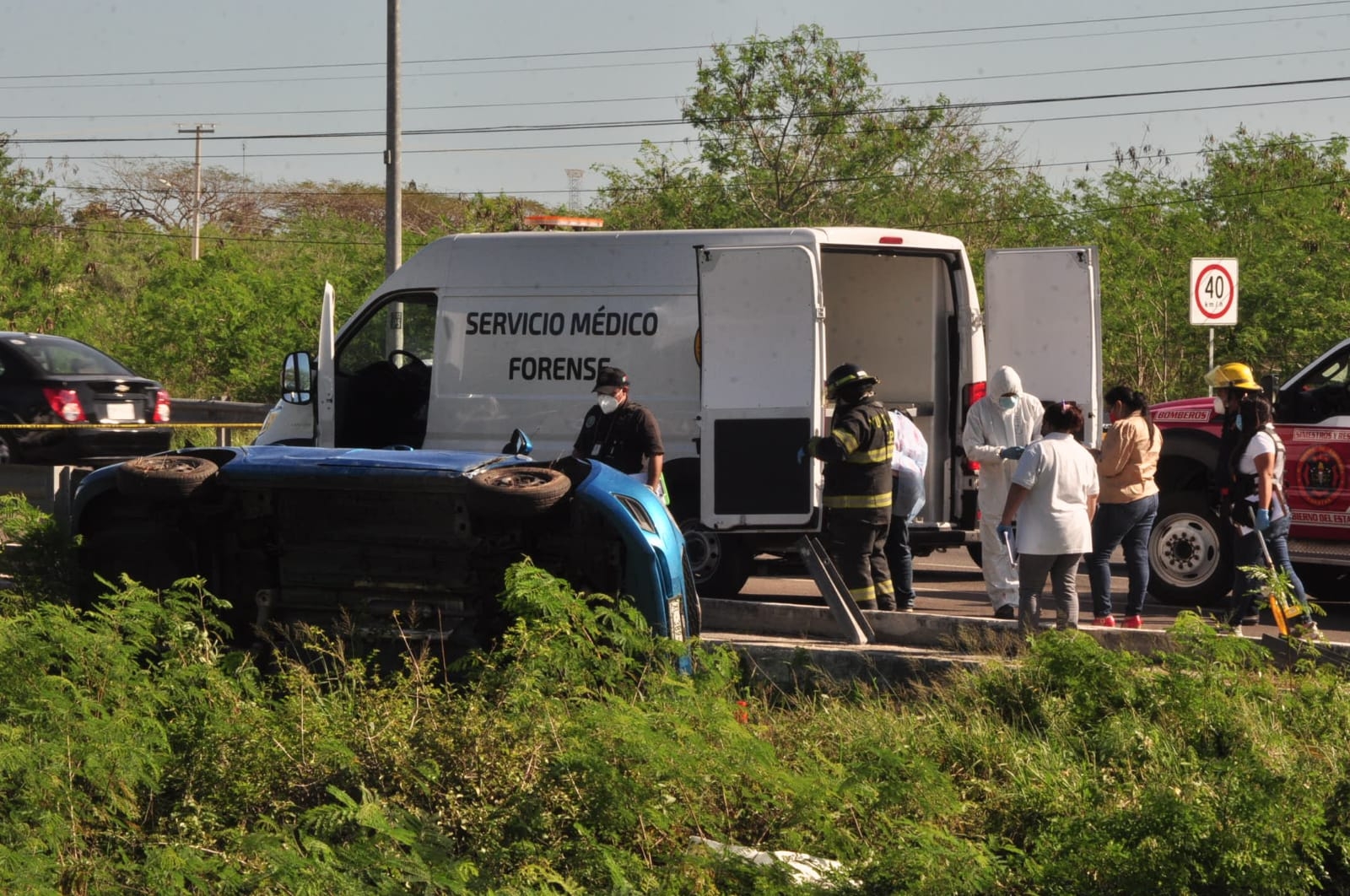 El automóvil Chevrolet Beata quedó con el techo aplastado tras el accidente en el puente de Xcanatun, en la Mérida-Progreso