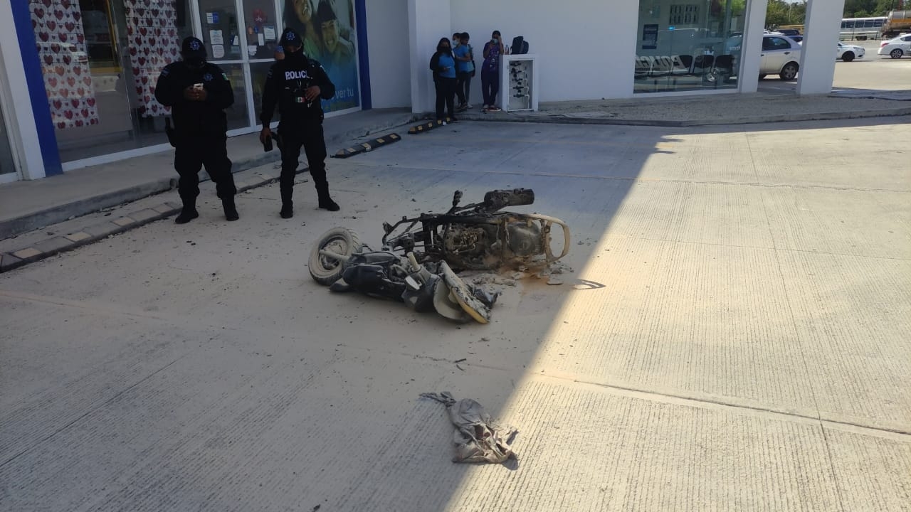 La motocicleta quedó tirada en el lugar, pero tras controlar el fuego, fue retirada por motivos de seguridad La motocicleta quedó tirada en el lugar, pero tras controlar el fuego, fue retirada por motivos de seguridad
