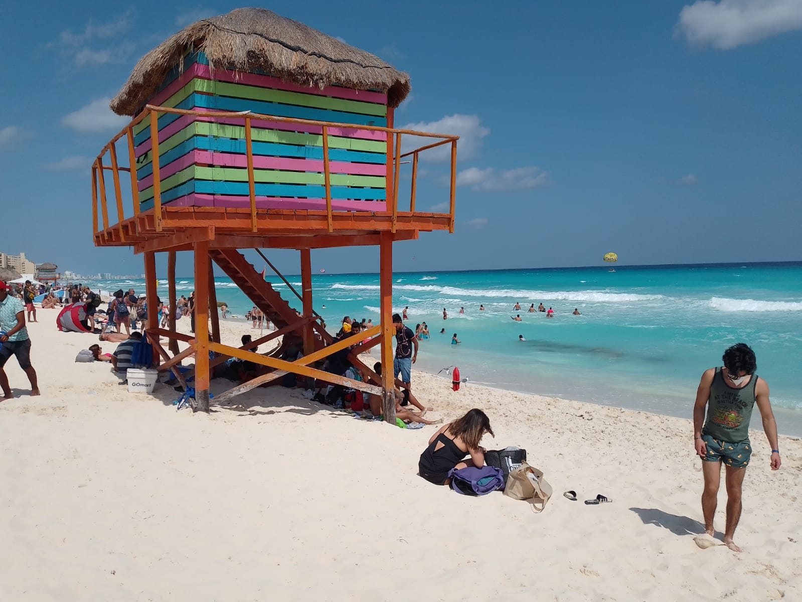 Los guardavidas avisan a los bañistas sobre los riesgos de nadar en zonas peligrosas en Playa Delfines
