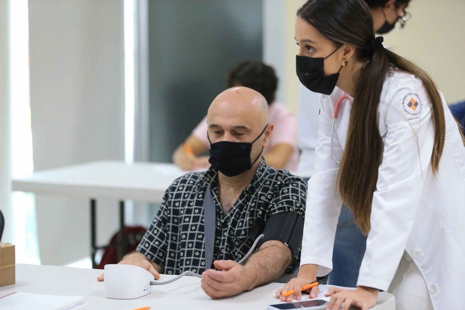 A mayor nivel de educación, también aumenta la participación en
la toma de decisiones en los hogares y oficinas