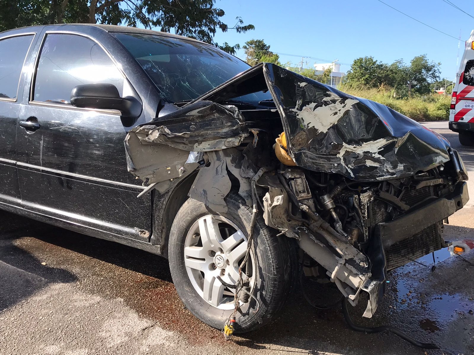 El vehículo de la conductora resultó con daños en su parte frontal, y la mujer resultó con lesiones, siendo atendida por paramédicos en Cancún El vehículo de la conductora resultó con daños en su parte frontal, y la mujer resultó con lesiones, siendo atendida por paramédicos en Cancún