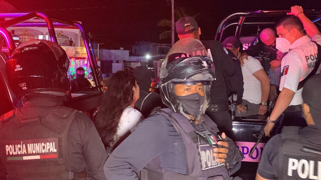 Al lugar de los hechos llegaron decenas de elementos de la Policía Municipal y Estatal, quienes lograron controlar la situación Al lugar de los hechos llegaron decenas de elementos de la Policía Municipal y Estatal, quienes lograron controlar la situación