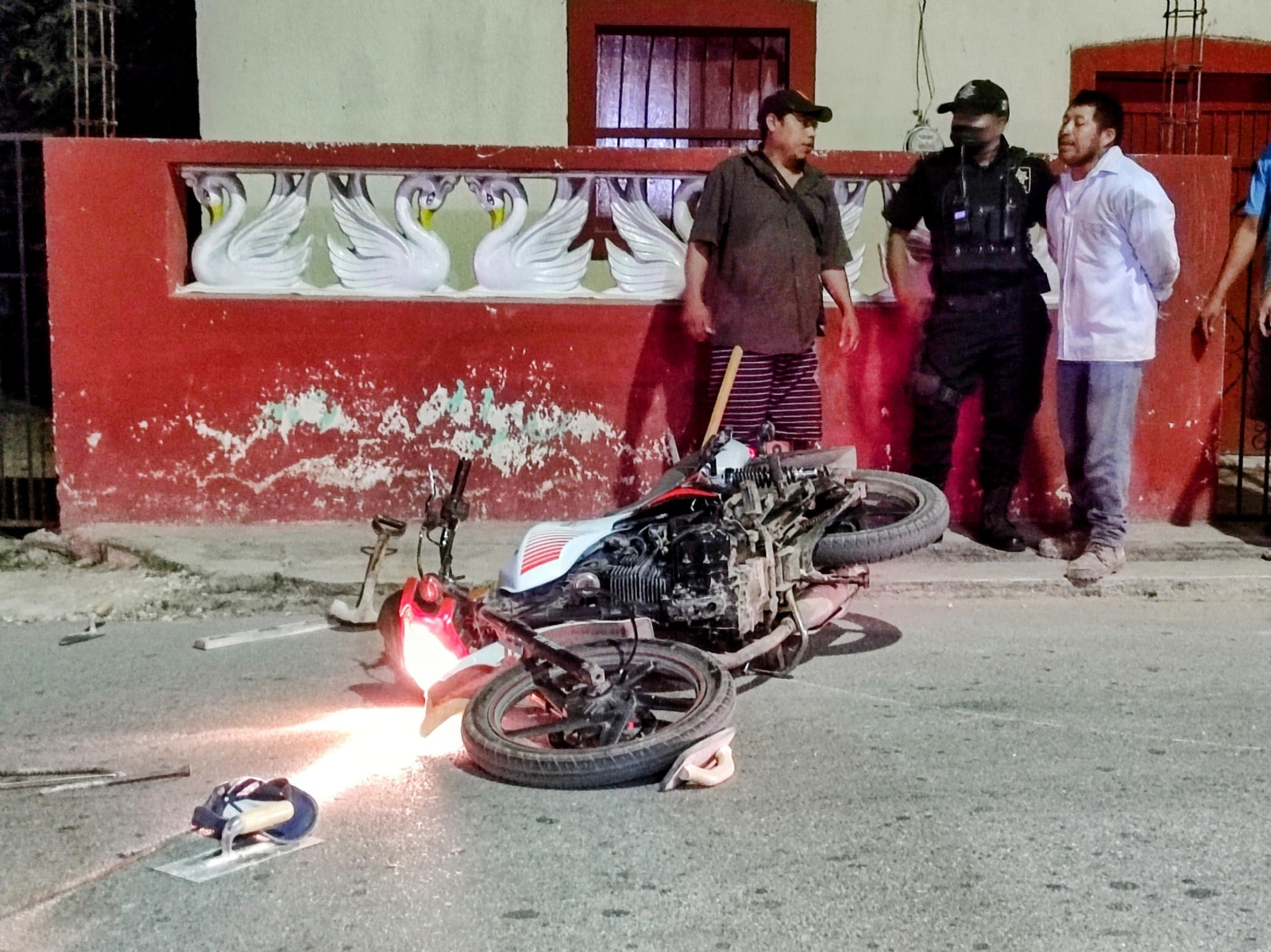 El conducto fue identificado como un albañil, cuyas herramientas quedaron desperdigadas sobre la vía en Peto El conducto fue identificado como un albañil, cuyas herramientas quedaron desperdigadas sobre la vía en Peto