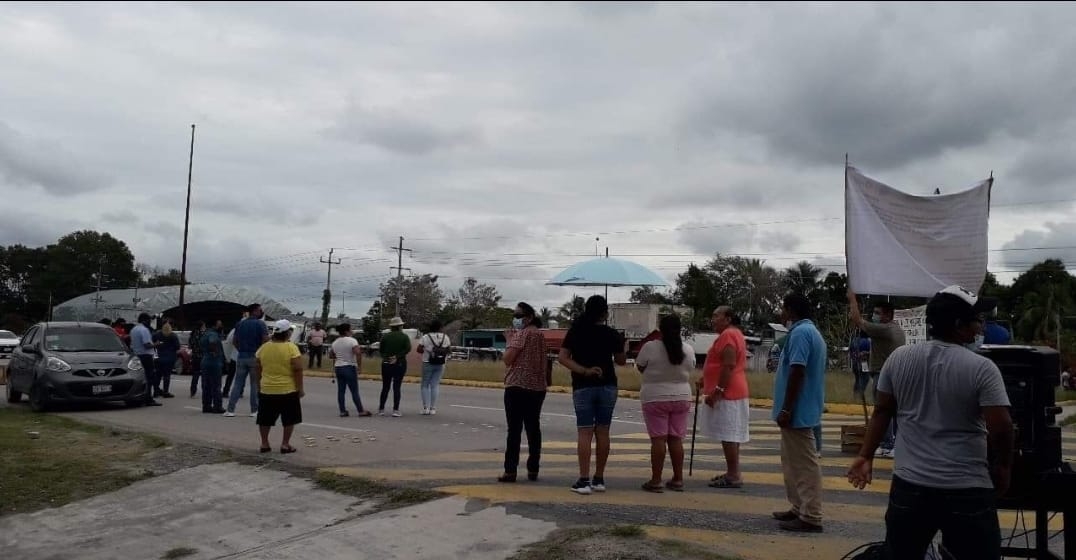 Un grupo de padres de familia exhibieron que sus hijos no tiene sillas para poder tomar clases en la comunidad de Xul-Ha