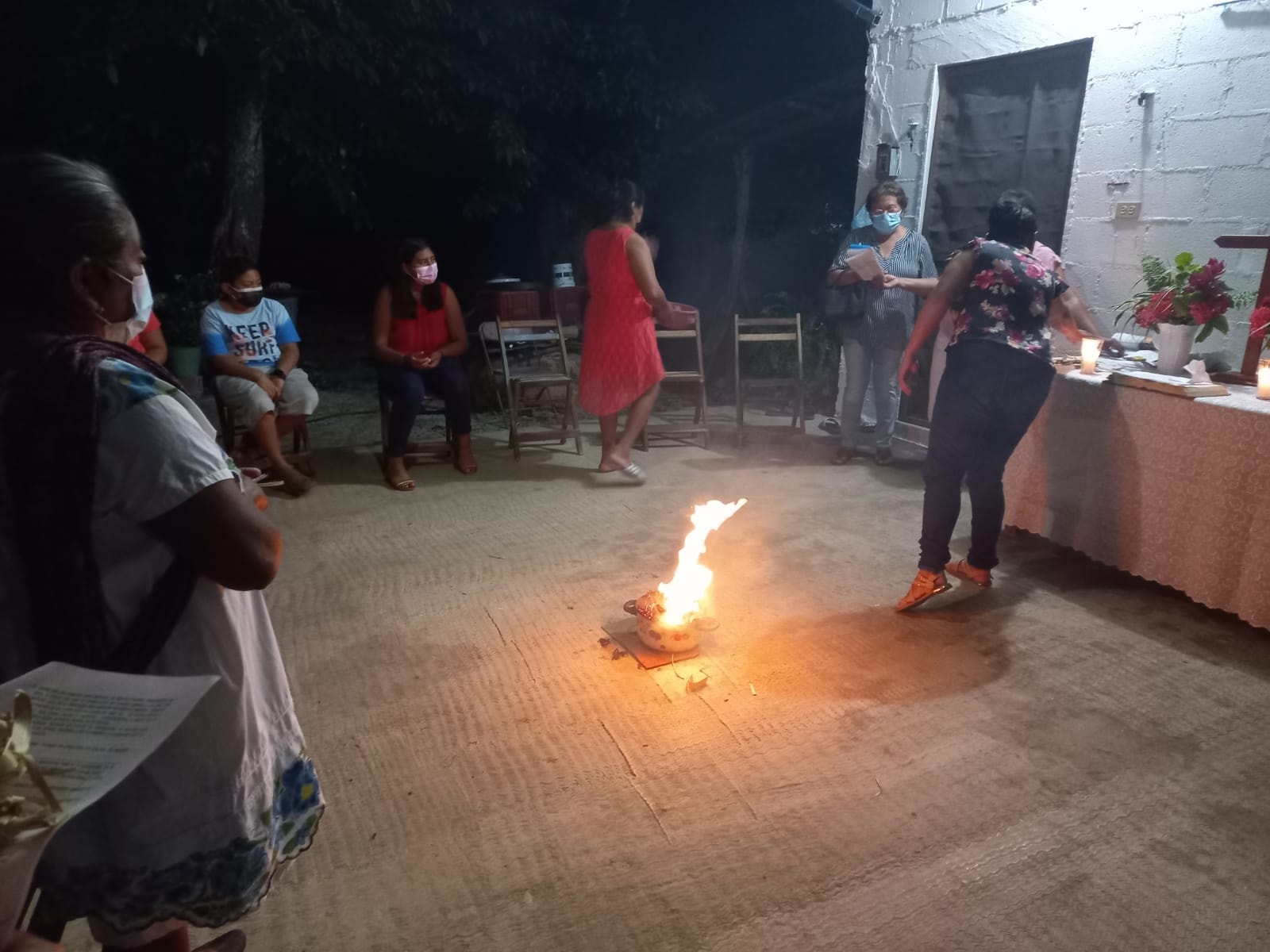 Algunos sitios de Bokobá tuvieron un aforo de más de 30 personas, quienes cantaron, oraron e incineraron el huano bendito Algunos sitios de Bokobá tuvieron un aforo de más de 30 personas, quienes cantaron, oraron e incineraron el huano bendito