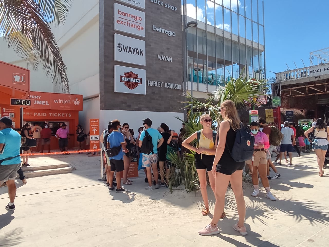 Turistas sin cubrebocas hacían fila para el acceso a la Terminal Marítima de Playa del Carmen y cruzar a Cozumel Turistas sin cubrebocas hacían fila para el acceso a la Terminal Marítima de Playa del Carmen y cruzar a Cozumel