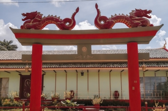 Sus arcos chinos custodiados por dragones, su jardín lleno de arbustos y las figuras de elefantes y buda, llaman la atención de propios y extraños