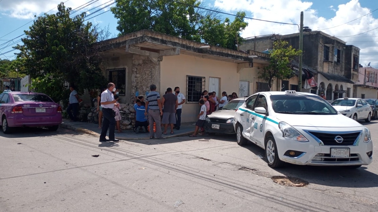 Vecinos de la colonia Ejidal de Playa del Carmen solicitaron apoyo al 911 tras el choque entre dos vehículos Vecinos de la colonia Ejidal de Playa del Carmen solicitaron apoyo al 911 tras el choque entre dos vehículos