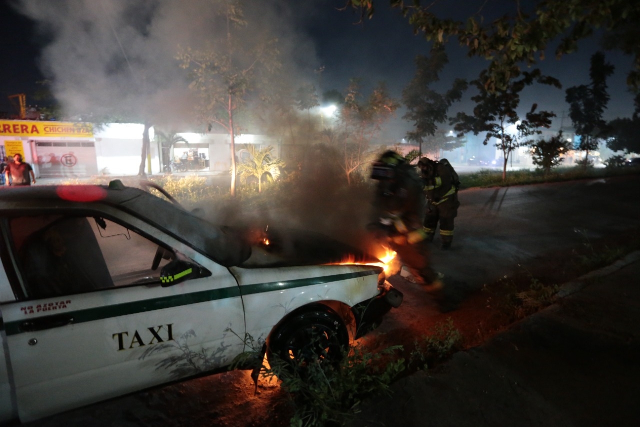 Personal de conflictos del mismo sindicato apoyaron al taxista con una grúa para retirar la siniestrada unidad a un taller mecánico