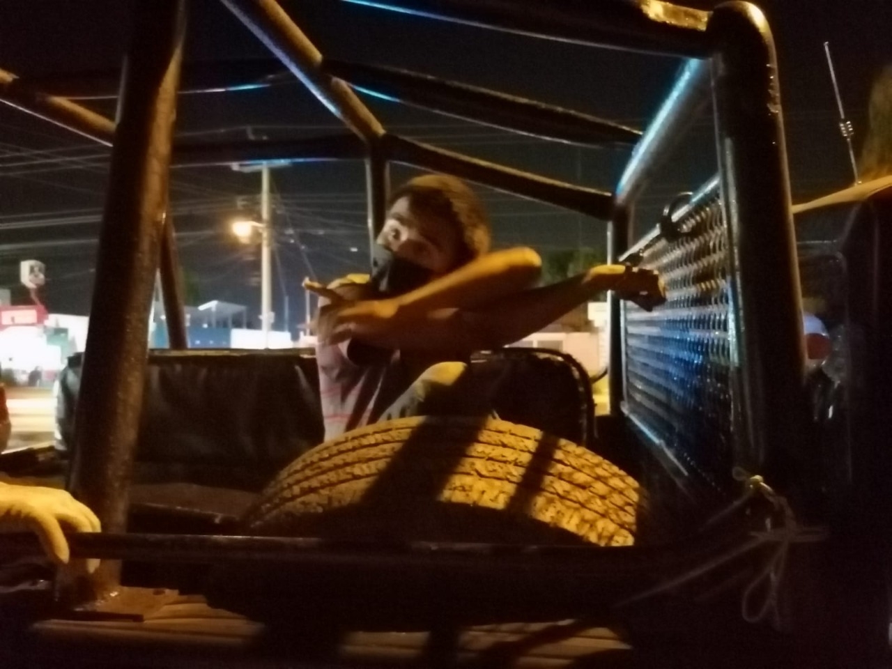 Uno de los vecinos lo enfrentó para tratar de detenerlo, pero el sujeto lo agredió y lo lesionó Uno de los vecinos lo enfrentó para tratar de detenerlo, pero el sujeto lo agredió y lo lesionó