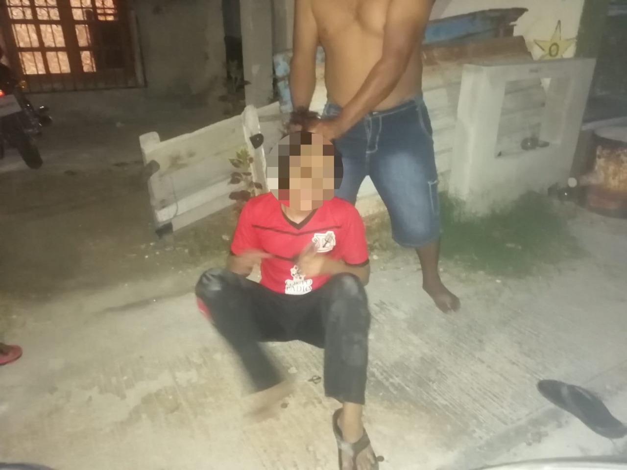 El joven fue retenido por el hijo de la mujer