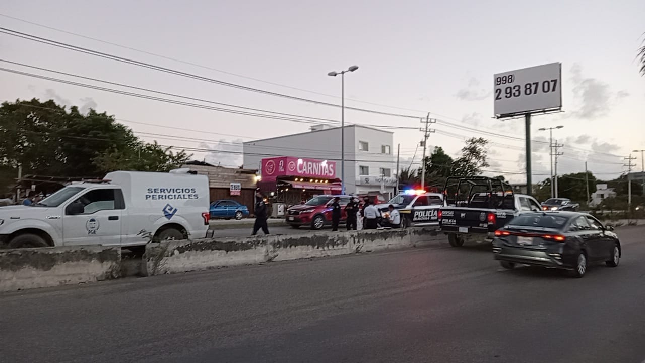 El hombre fue golpeado por un auto en movimiento El hombre fue golpeado por un auto en movimiento