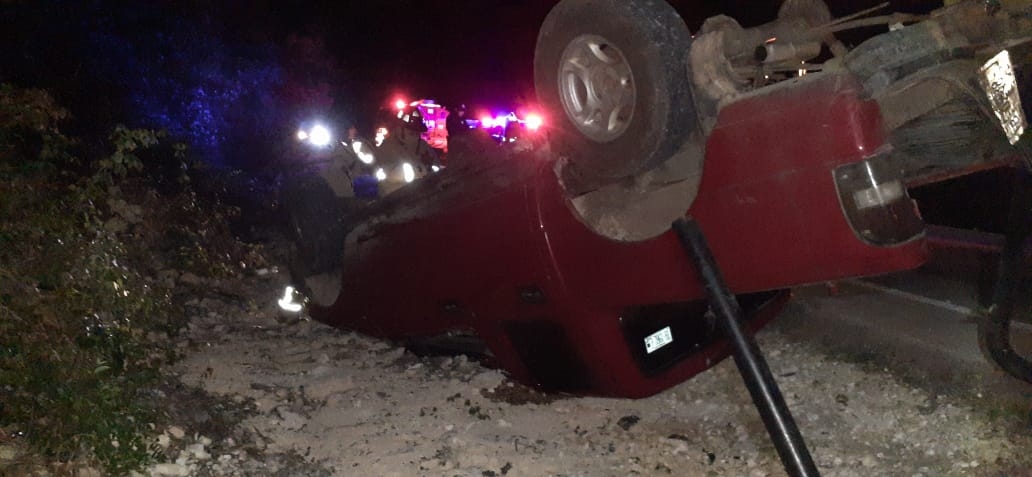 El automóvil quedó volcado a un lado de la carretera