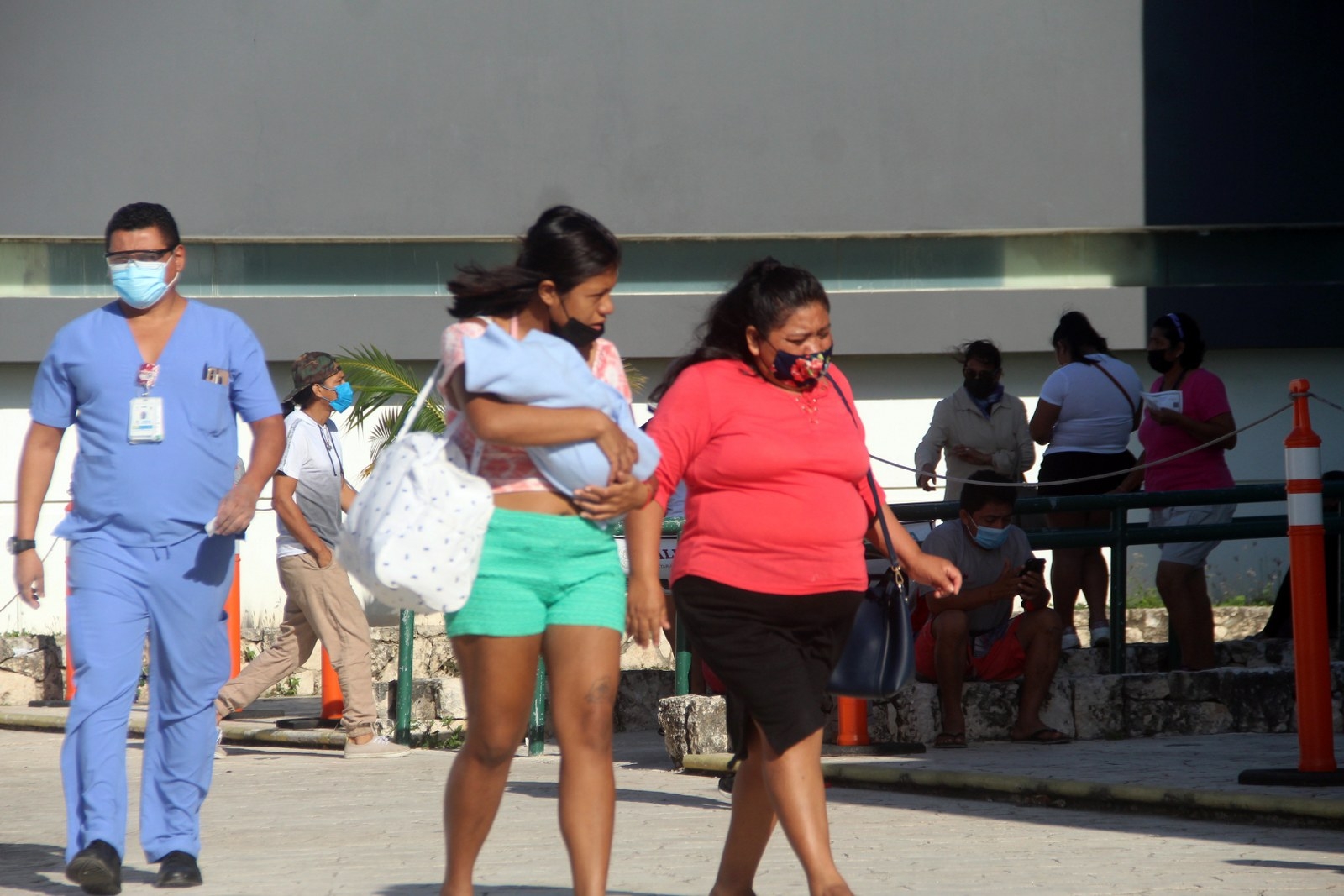 Los casos de COVID-19 sigue bajando