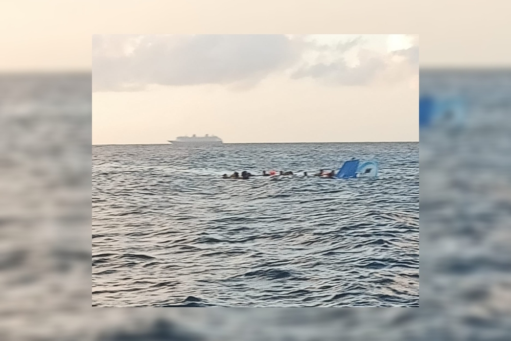 La embarcación turística naufragó con 14 tripulantes a bordo, cerca del Arrecife Palancar en Cozumel, presuntamente, a causa del oleaje La embarcación turística naufragó con 14 tripulantes a bordo, cerca del Arrecife Palancar en Cozumel, presuntamente, a causa del oleaje