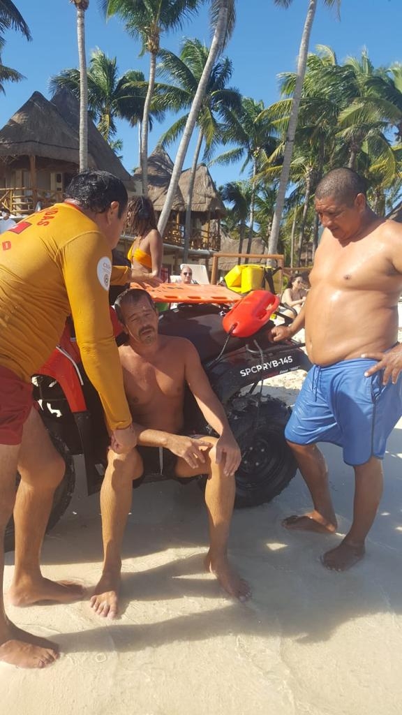 Rescatan a turista francés de morir ahogado en la Riviera Maya