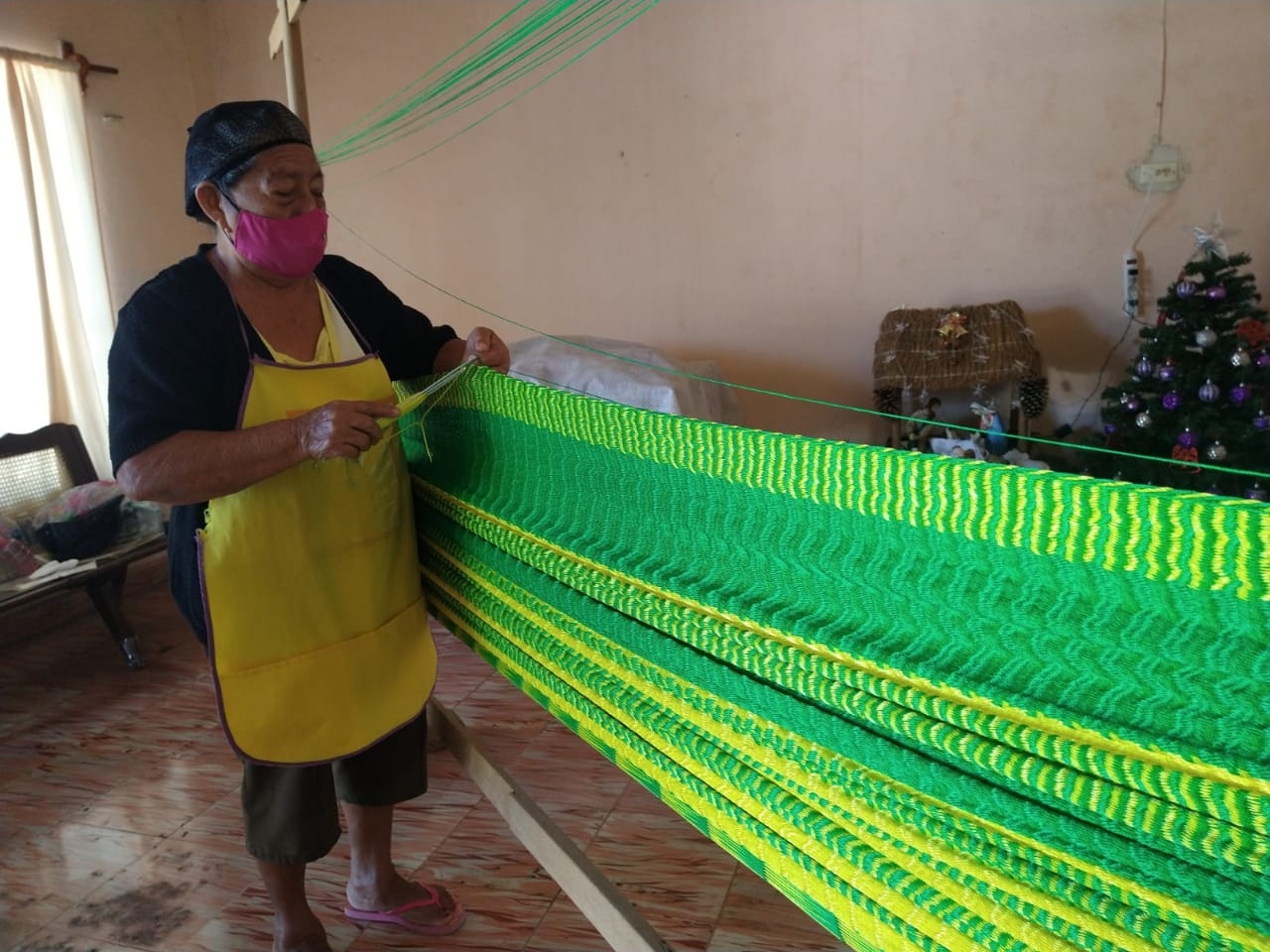 En relación con los precios, la artesana comenta que van de los mil hasta los dos mil pesos