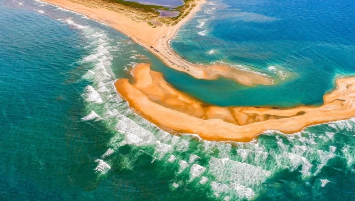 En 2017 comenzó a formarse un banco de arena en el Cementerio Atlántico, lugar donde muchos barcos naufragaban. La nueva atracción apareció en la costa de Carolina del Norte En 2017 comenzó a formarse un banco de arena en el Cementerio Atlántico, lugar donde muchos barcos naufragaban. La nueva atracción apareció en la costa de Carolina del Norte