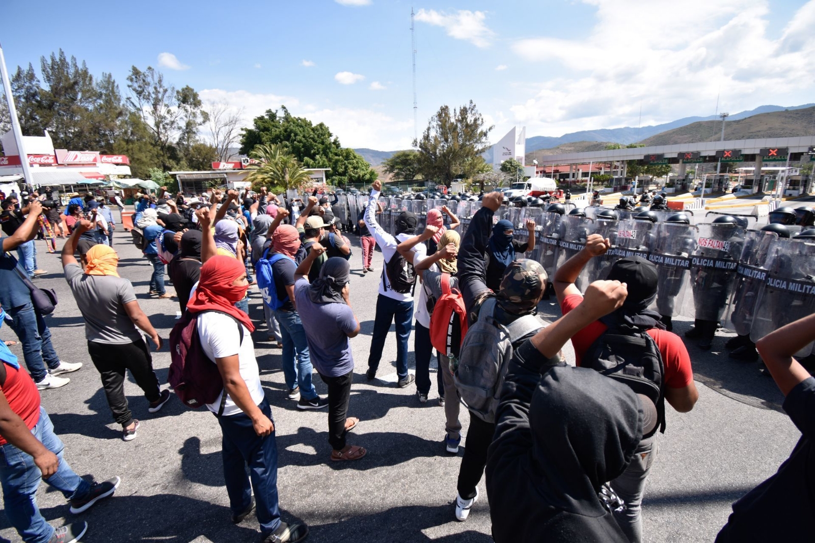 Normalistas de Ayotzinapa intentan tomar caseta de Palo Blanco, en Autopista del Sol