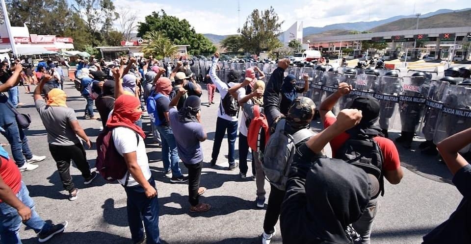 Normalistas y elementos de la Guardia Nacional se enfrentan por la toma de una caseta de la Autopista del Sol. Foto: Twitter @Omarel44 Normalistas y elementos de la Guardia Nacional se enfrentan por la toma de una caseta de la Autopista del Sol. Foto: Twitter @Omarel44