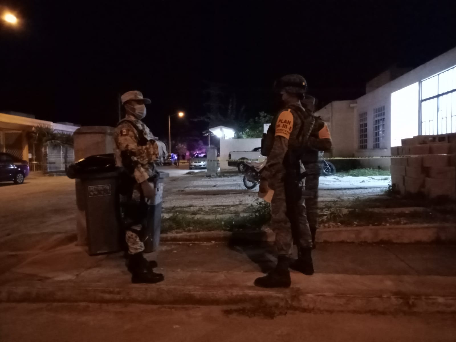 En el sitio quedaron casquillos percutidos, mismos que fueron señalados como indicios por policías ministeriales En el sitio quedaron casquillos percutidos, mismos que fueron señalados como indicios por policías ministeriales
