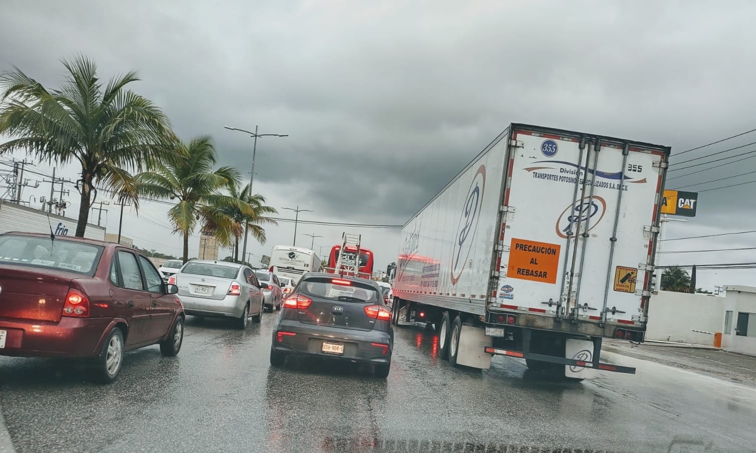 La movilidad en el Boulevard Colosio de Cancún es lenta, por lo que piden salir con tiempo para llegar puntuales a sus destinos
