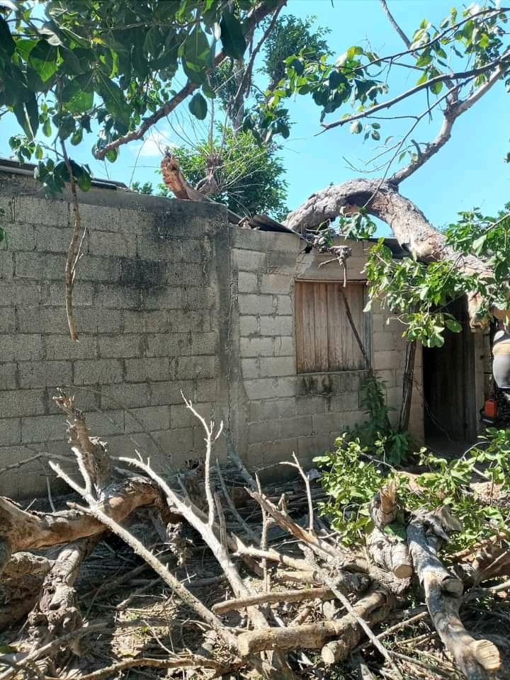 La vivienda quedó a la intemperie tras el fuerte ventarrón que azotó; nadie estaba cuando sucedió el percance La vivienda quedó a la intemperie tras el fuerte ventarrón que azotó; nadie estaba cuando sucedió el percance