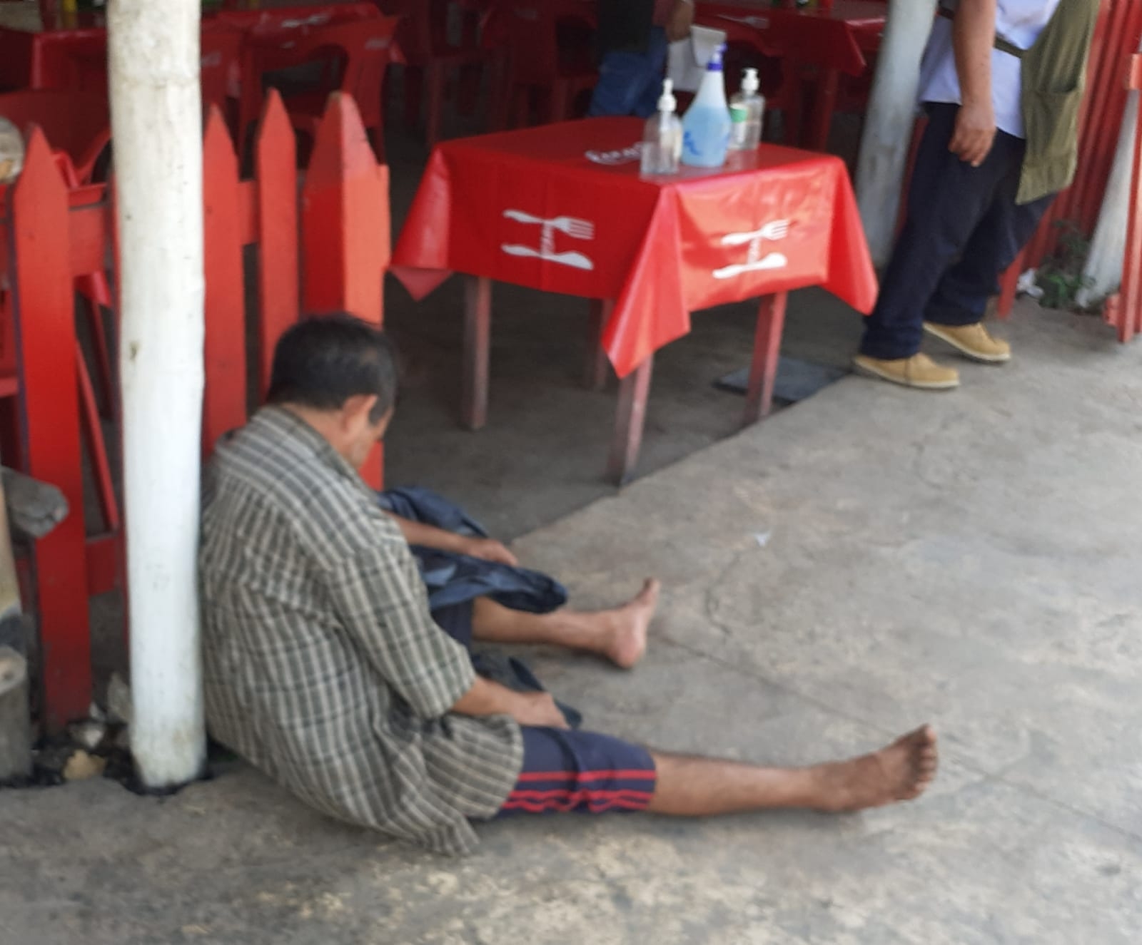 Los locatarios se quejaron de que la Policía de José María Morelos no actúan contra los hombres alcoholizados que se quedan dormidos afuera de sus negocios