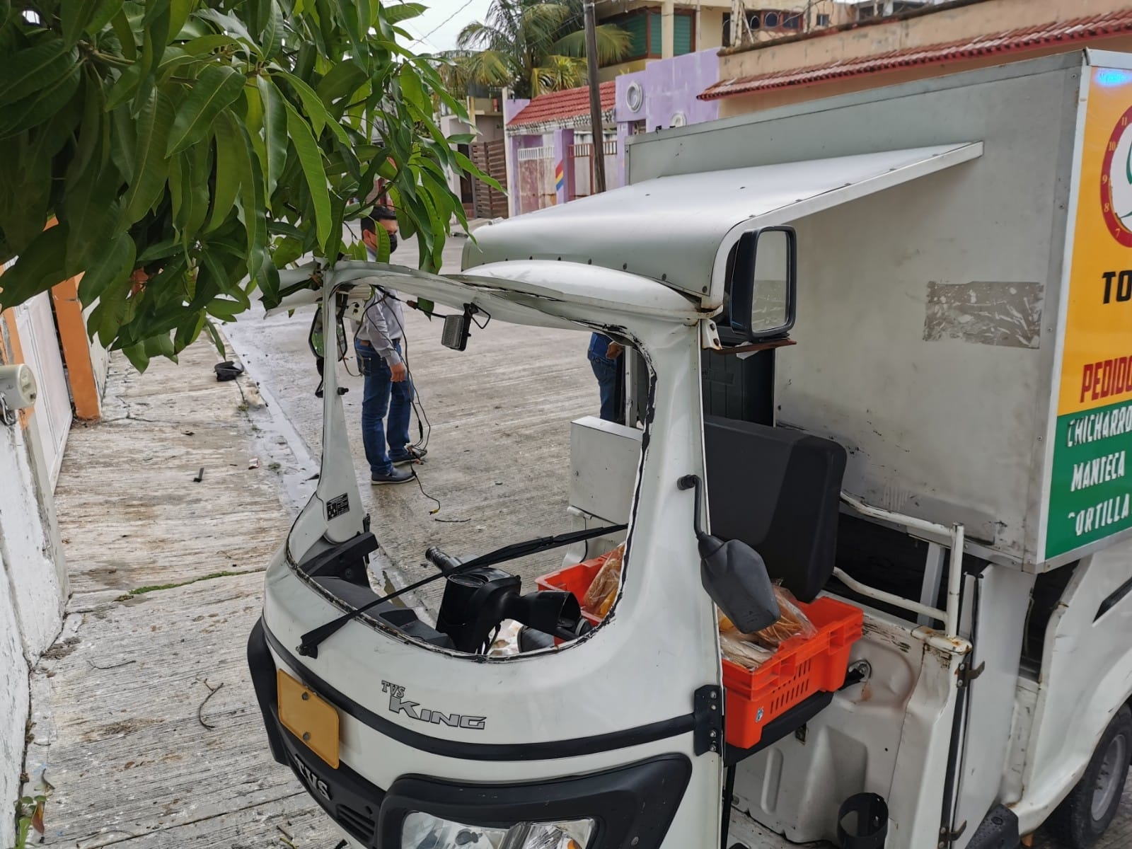 La unidad de tres ruedas terminó con daños en su parte frontal, mientras que el automóvil resultó con abolladura en su puerta del copiloto
