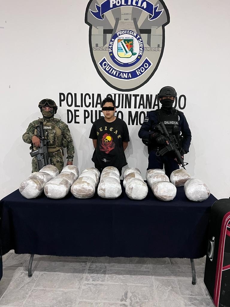 El detenido junto con la droga fueron puestos a disposición de la Fiscalía General de la República El detenido junto con la droga fueron puestos a disposición de la Fiscalía General de la República