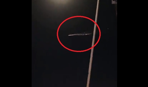 Usuarios de redes sociales captaron el momento en que pasaban este objeto luminoso por el cielo Usuarios de redes sociales captaron el momento en que pasaban este objeto luminoso por el cielo