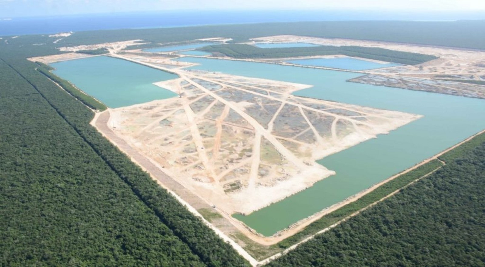 El Presidente de México exigió a la empresa que retire la demanda contra su Gobierno o, de lo contrario, la denunciará ante la ONU por cometer daño ambiental El Presidente de México exigió a la empresa que retire la demanda contra su Gobierno o, de lo contrario, la denunciará ante la ONU por cometer daño ambiental