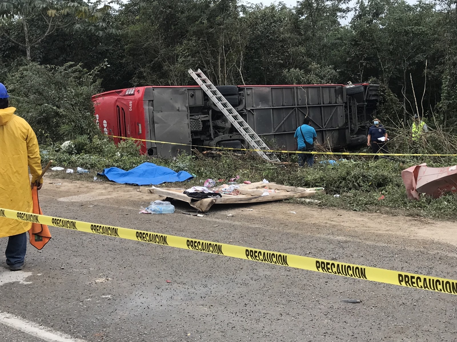 Pasajeros narraron que el volquete salió de manera sorpresiva a la carretera, impactando al autobús de ADO en Quintana Roo