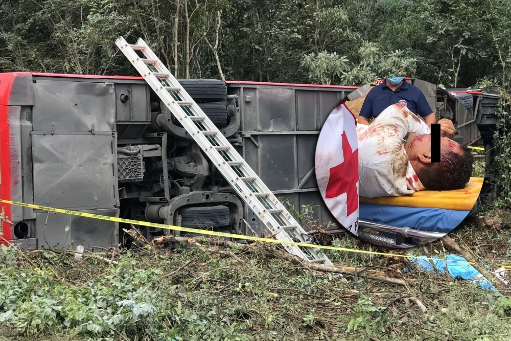 El chofer de la unidad fue sacado del autobús y, debido a las lesiones que sufrió, fue atendido en Cancún