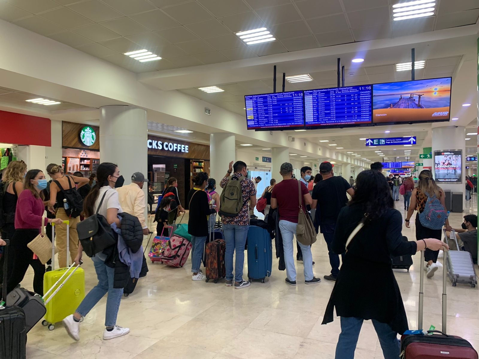 Los pasajeros de los vuelos atrasados en el aeropuerto de Cancún deberán esperar instrucciones de las aerolíneas sobre sus salidas Los pasajeros de los vuelos atrasados en el aeropuerto de Cancún deberán esperar instrucciones de las aerolíneas sobre sus salidas