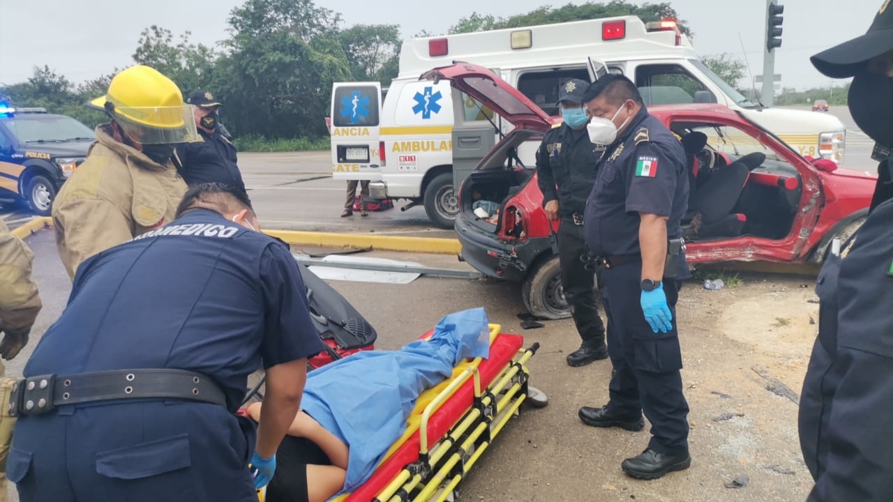 Bomberos y elementos policiacos de la SSP, realizaron maniobras para poder sacar a las persona que no podía salir del auto