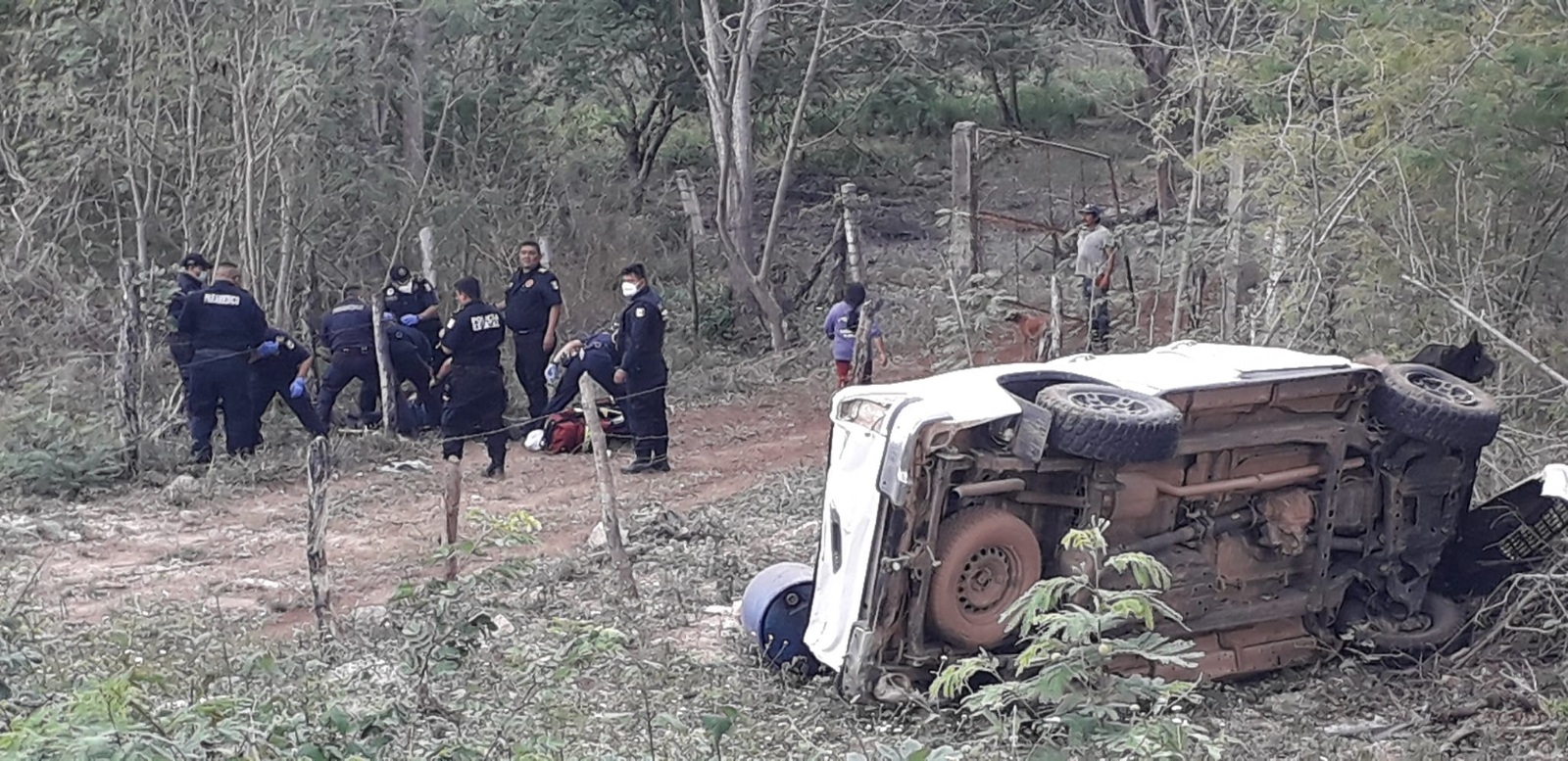 Los testigos indicaron que el vehículo dio volteretas; la guiadora salió catapultada y quedó tirada entre piedras. Los paramédicos sólo corroboraron el deceso Los testigos indicaron que el vehículo dio volteretas; la guiadora salió catapultada y quedó tirada entre piedras. Los paramédicos sólo corroboraron el deceso