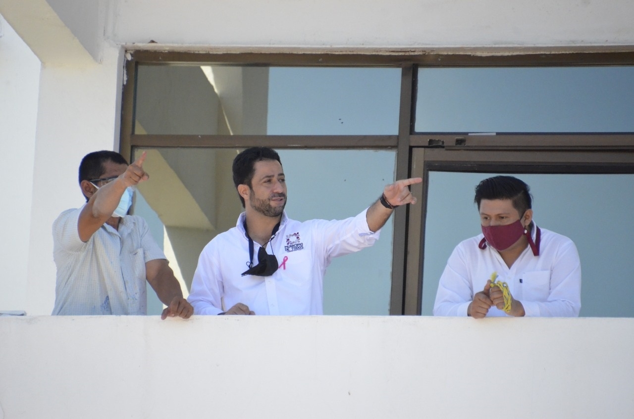 El presidente municipal asumió una postura confrontativa y evasiva.